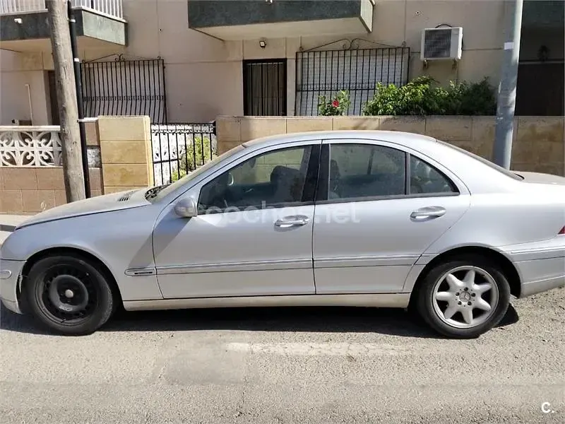 Usado Mercedes C220 Elegance 143 CV (105 kW) 2002 Gris / plata Berlina