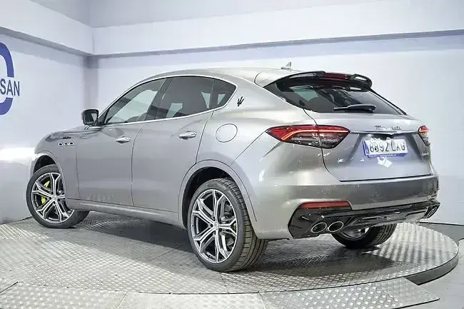 Usado Maserati Levante 430 CV (316 kW) 2022 Gris / plata SUV
