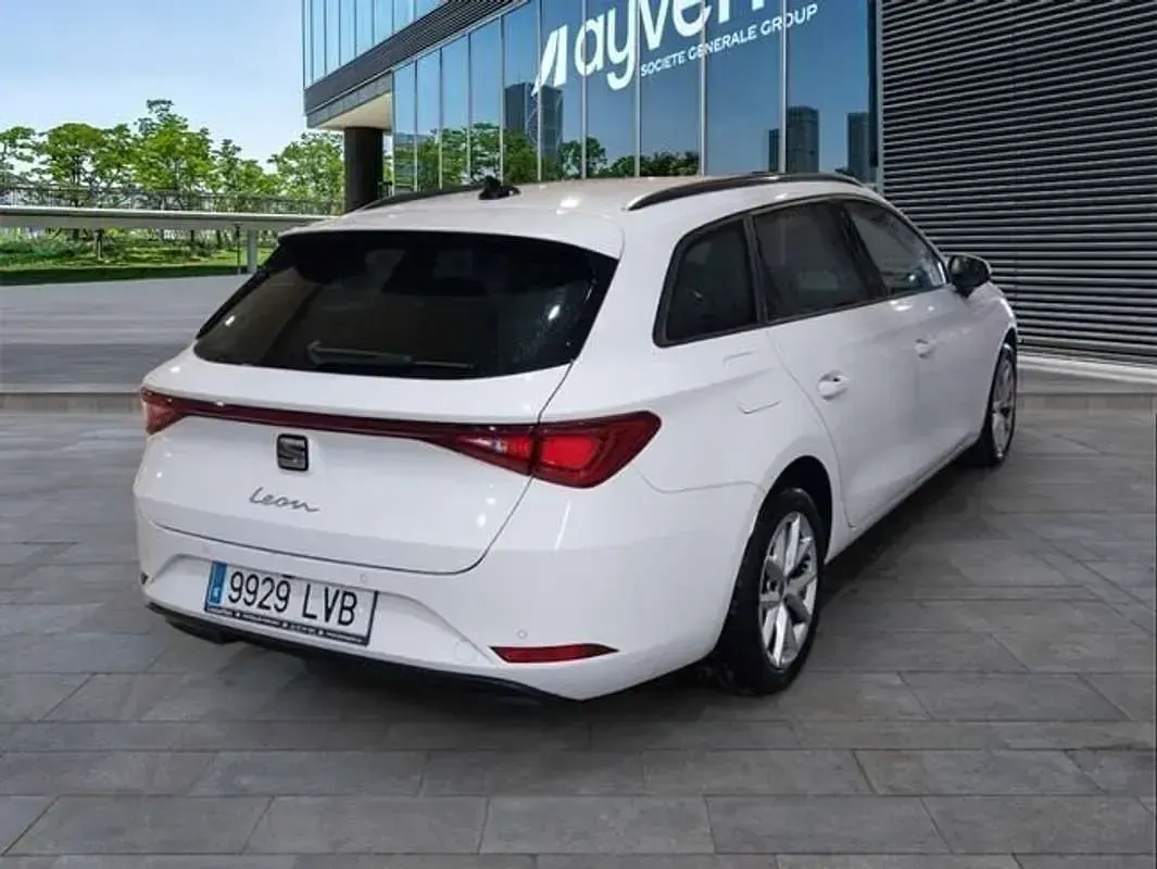 Usado Seat Leon Style 116 CV (85 kW) 2021 Blanco Familiar