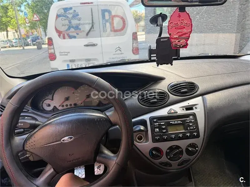 Usado Ford Focus Trend 115 CV (84 kW) 2001 Negro Berlina