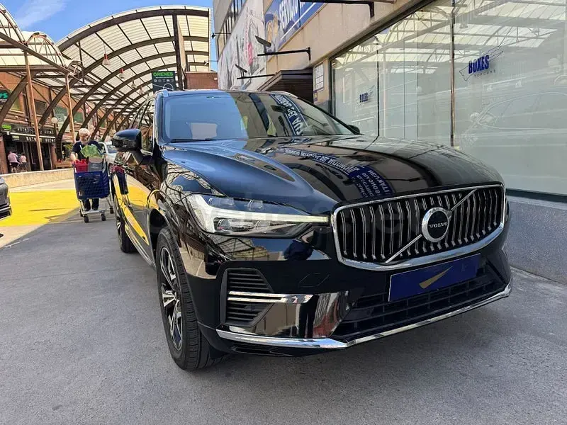 Usado Volvo XC60 Plus 350 CV (257 kW) 2022 Negro SUV