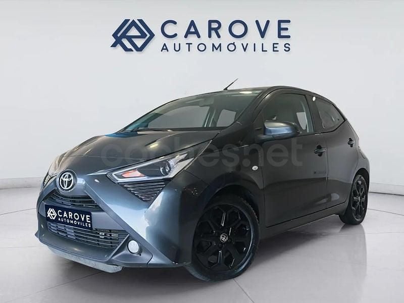Usado Toyota Aygo X-play 72 CV (52 kW) 2019 Gris / plata Utilitario