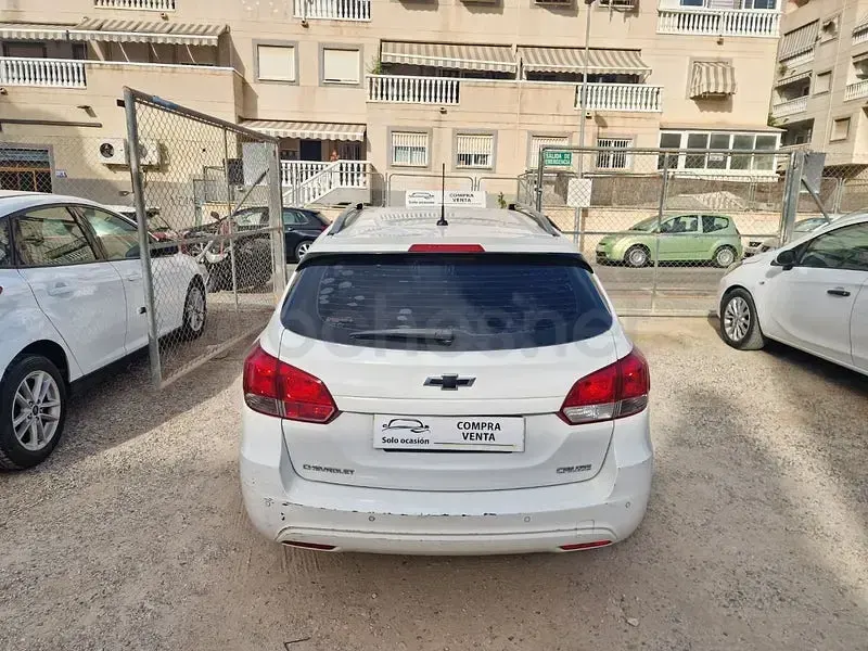 Usado Chevrolet Cruze LT 130 CV (95 kW) 2013 Blanco Familiar
