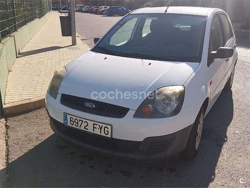 Blanco Usado 2007 Ford Fiesta Berlina | 3700 € (Precio justo) - Imagen 1/4