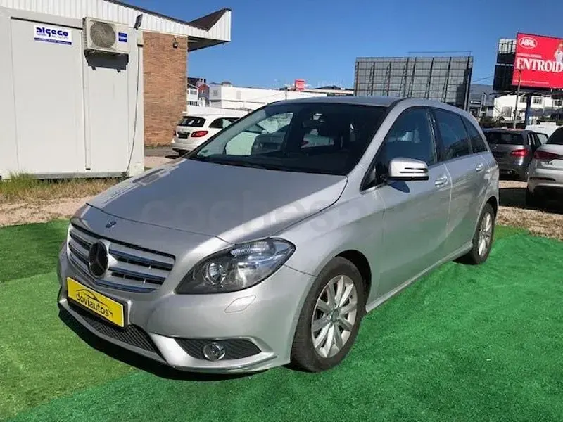 Usado Mercedes B180 122 CV (89 kW) 2013 Gris / plata Utilitario