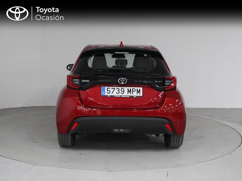 Usado Toyota Yaris Hybrid Active 116 CV (85 kW) 2024 Rojo Berlina
