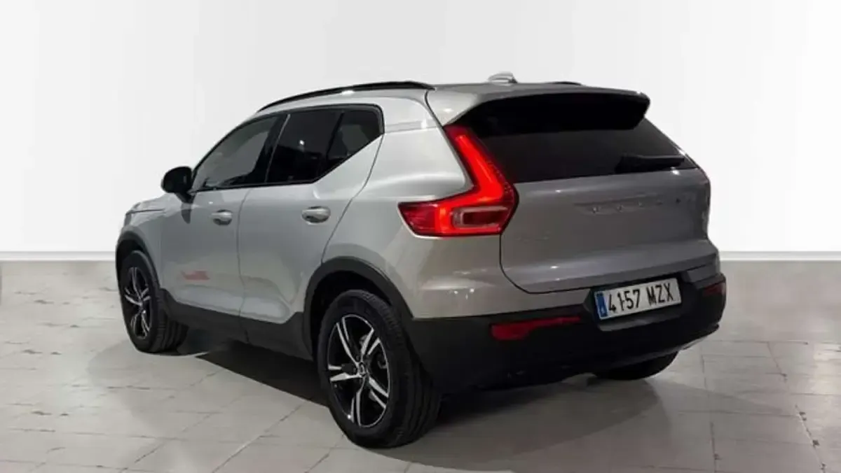 Usado Volvo XC40 Plus 163 CV (119 kW) 2025 Plateado SUV