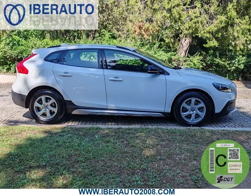 Usado Volvo V40 Momentum 120 CV (88 kW) 2016 Blanco SUV