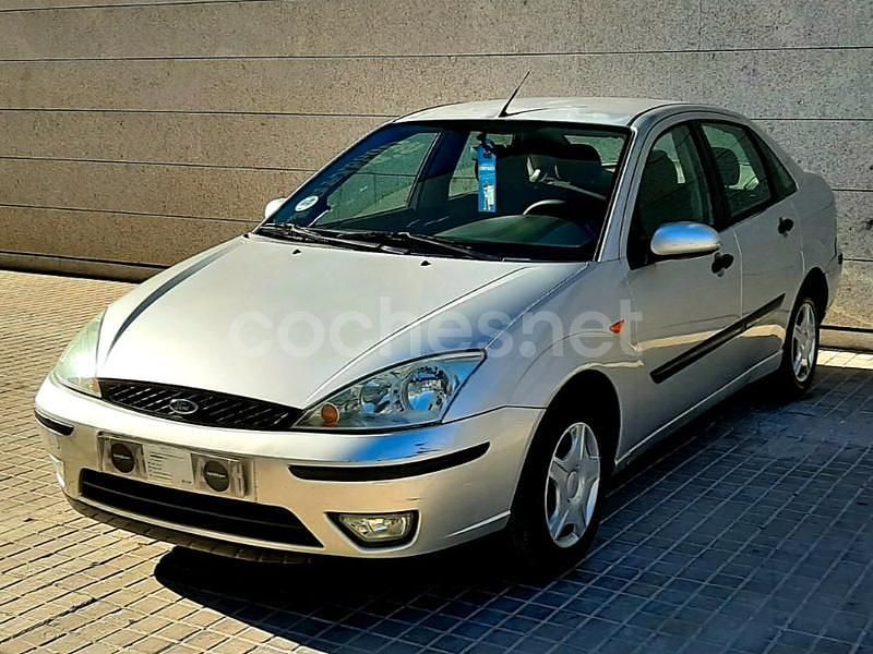 Gris / plata Usado 2005 Ford Focus Ambiente Berlina | 3990 € (Buen precio) - Imagen 1/4