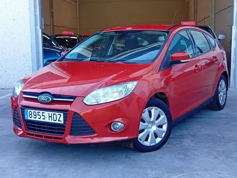 Usado Ford Focus Trend 125 CV (91 kW) 2011 Naranja Utilitario