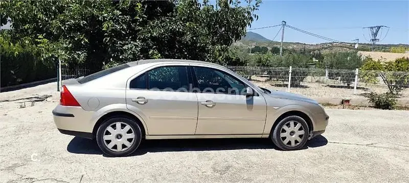 Usado Ford Mondeo Trend 130 CV (95 kW) 2005 Blanco Berlina