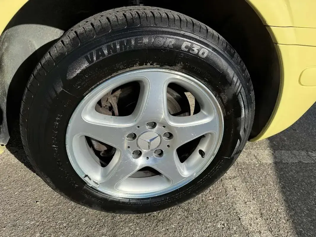 Usado Mercedes Vito 109 CV (80 kW) 2005 Amarillo Van