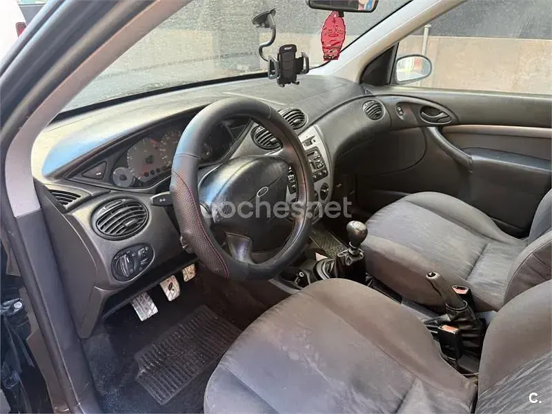 Usado Ford Focus Trend 115 CV (84 kW) 2001 Negro Berlina