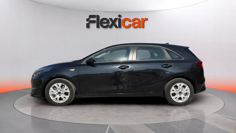 Usado Kia Ceed 136 CV (100 kW) 2023 Negro Utilitario