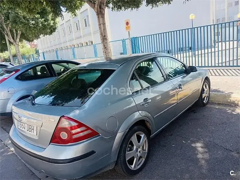 Usado Ford Mondeo Trend 115 CV (84 kW) 2004 Gris / plata Berlina