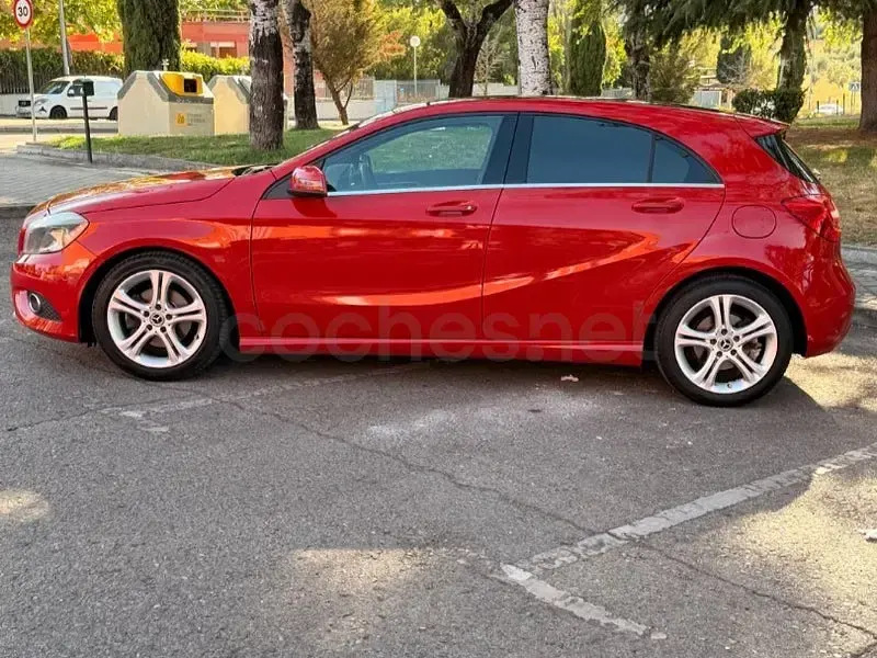 Usado Mercedes A180 Urban 122 CV (89 kW) 2013 Granate Utilitario