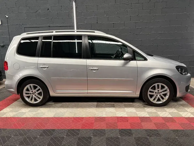 Usado VW Touran Advance 105 CV (77 kW) 2014 Gris / plata Monovolumen