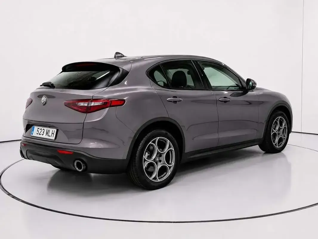 Usado Alfa Romeo Stelvio Sprint 160 CV (117 kW) 2023 Negro SUV
