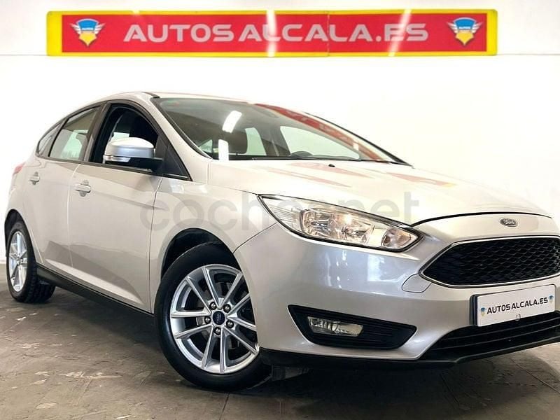Usado Ford Focus Trend 120 CV (88 kW) 2016 Gris / plata Berlina