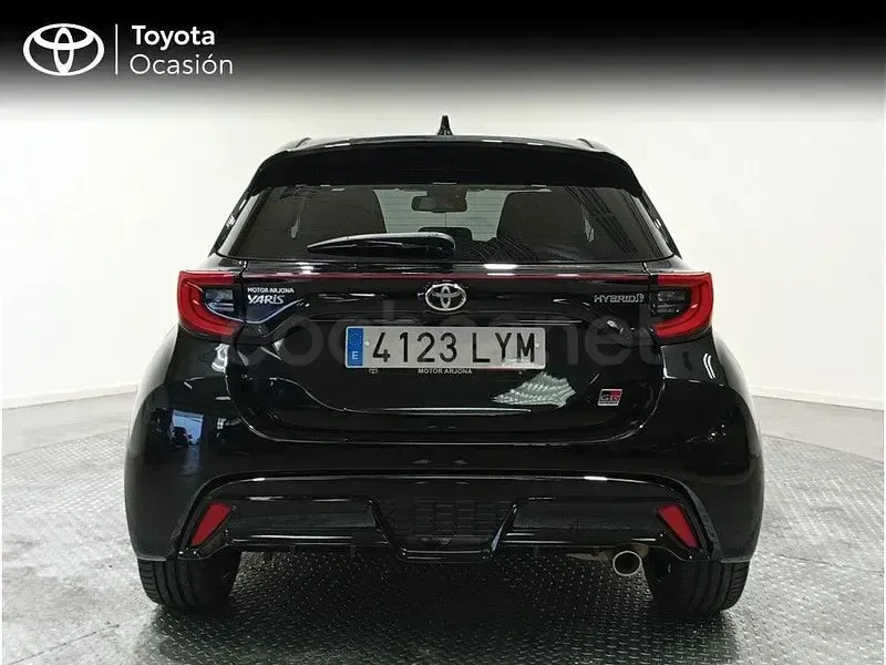 Usado Toyota Yaris Hybrid Sport 116 CV (85 kW) 2022 Negro Berlina