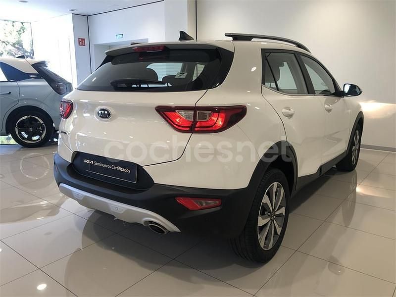 Usado Kia Stonic 84 CV (61 kW) 2021 Negro SUV