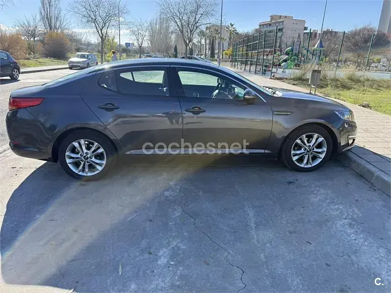 Usado Kia Optima 136 CV (100 kW) 2013 Gris / plata Berlina