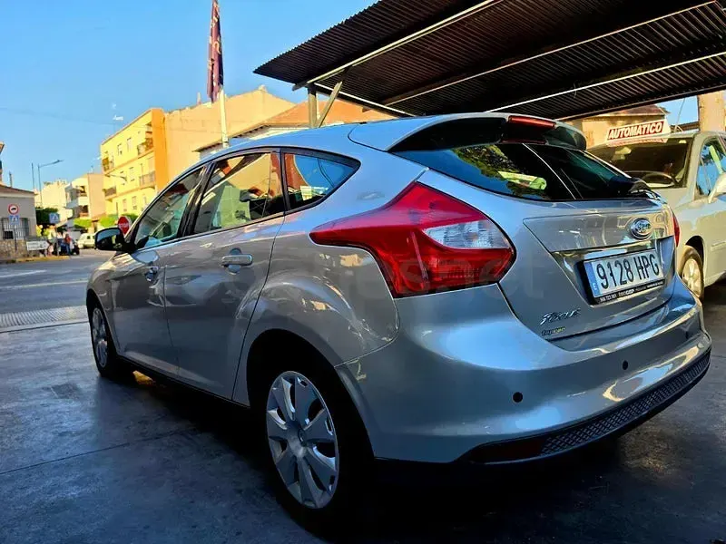 Usado Ford Focus Trend 125 CV (91 kW) 2013 Gris / plata Berlina