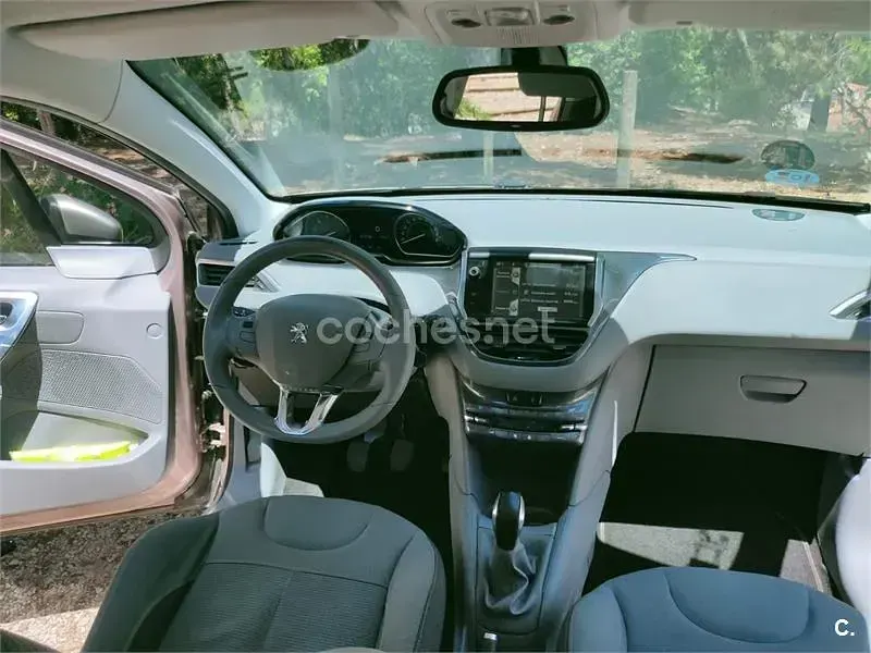 Usado Peugeot 208 Allure 120 CV (88 kW) 2013 Beige Utilitario
