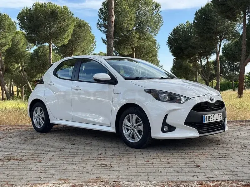 Usado Toyota Yaris Hybrid Active 116 CV (85 kW) 2022 Blanco Berlina