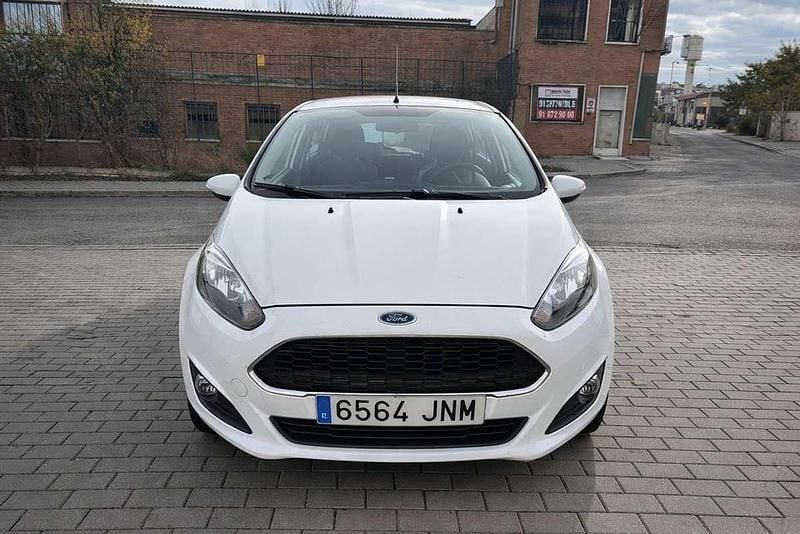 Usado Ford Fiesta Trend 75 CV (55 kW) 2016 Blanco Utilitario