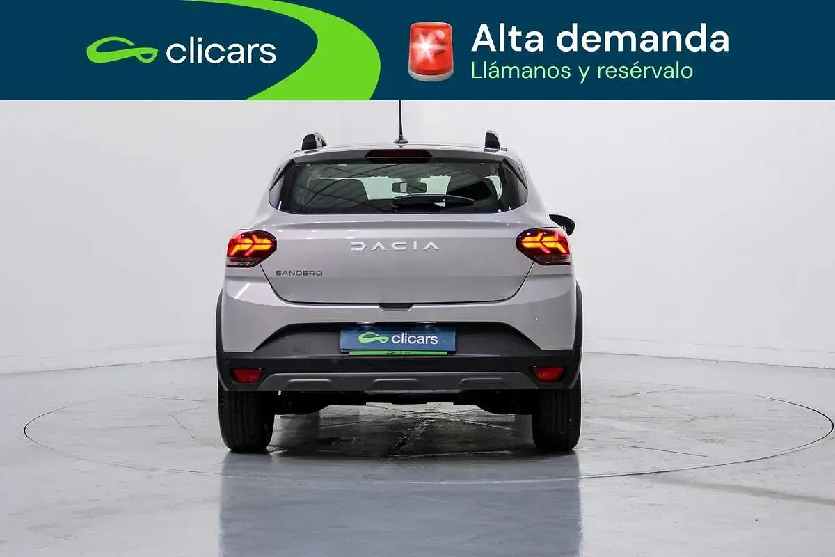 Usado Dacia Sandero Expression 101 CV (74 kW) 2023 Gris Utilitario