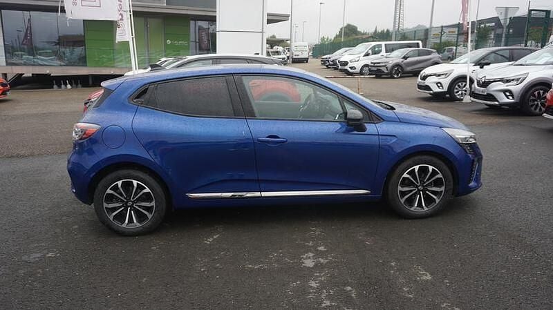 Begagnad Renault Clio V Techno 90 HK (66 kW) 2024 Blå Sedan