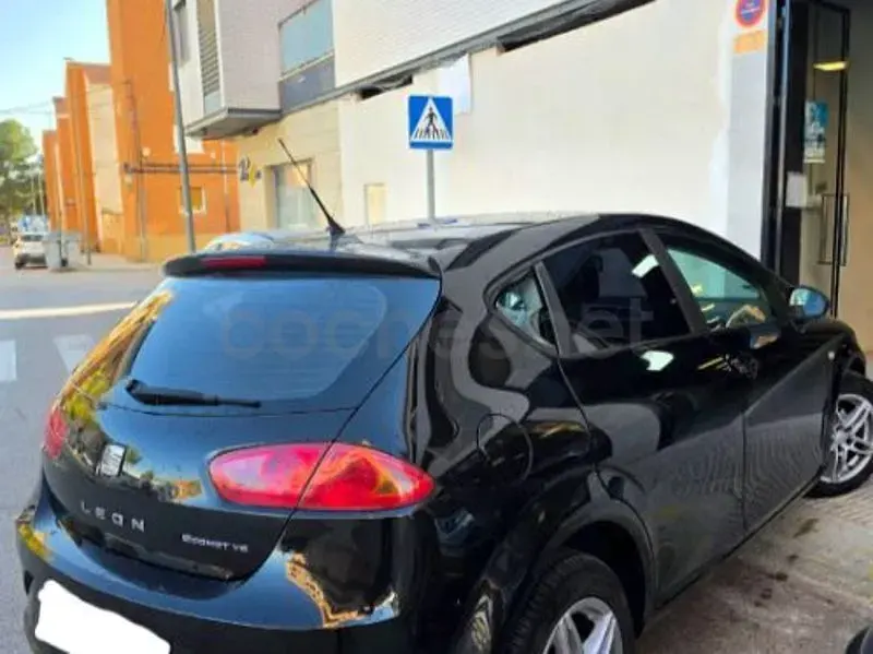 Usado Seat Leon Reference 105 CV (77 kW) 2011 Negro Utilitario