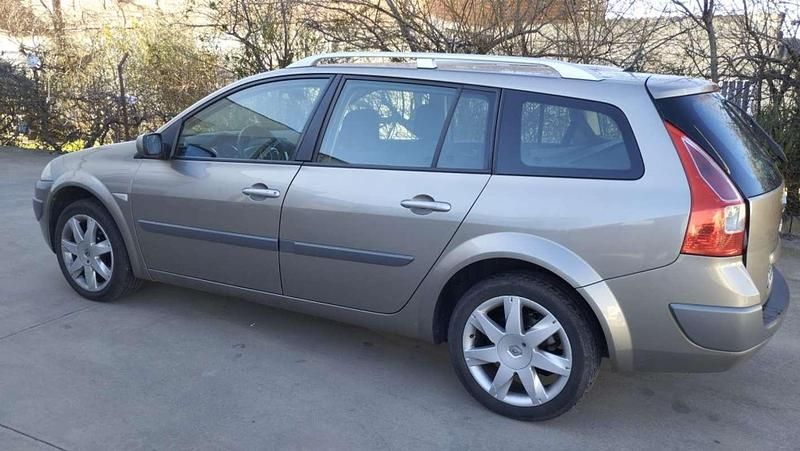 Usado Renault Mégane GrandTour Dynamique 106 CV (77 kW) 2009 Marrón Familiar