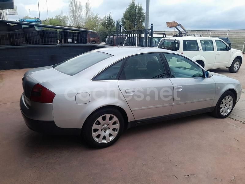 Usado Audi A6 150 CV (110 kW) 2001 Gris / plata Familiar