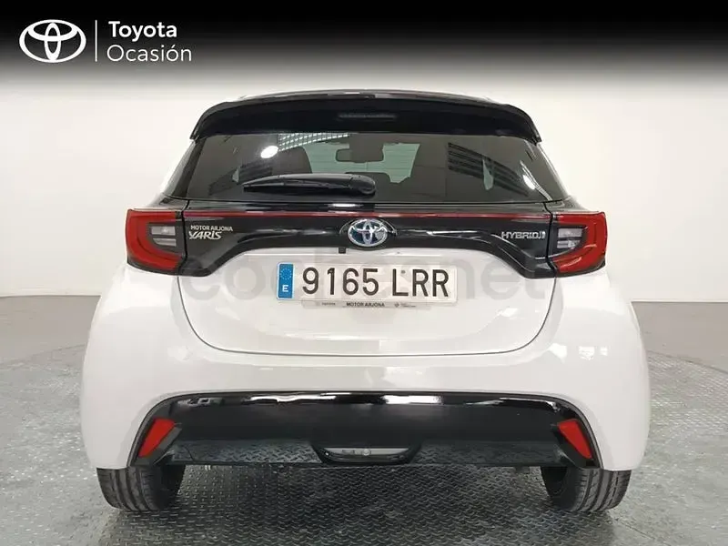 Usado Toyota Yaris Hybrid Style 116 CV (85 kW) 2021 Blanco Berlina