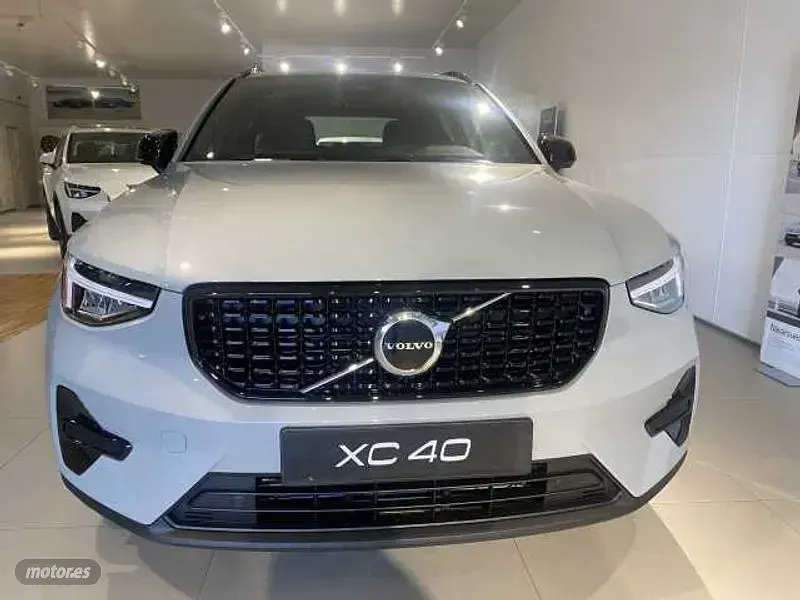 Nuevo Volvo XC40 Plus 2026 Gris SUV
