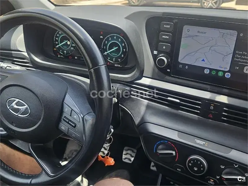 Usado Hyundai Bayon 100 CV (73 kW) 2022 Negro SUV