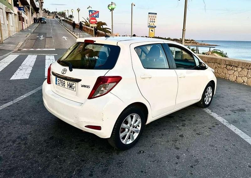 Usado Toyota Yaris Live 69 CV (50 kW) 2012 Blanco Utilitario