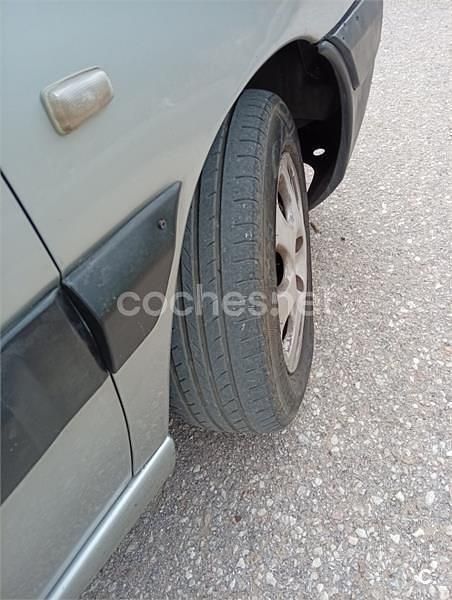 Usado Peugeot Partner Tepee 90 CV (66 kW) 2009 Gris / plata Monovolumen