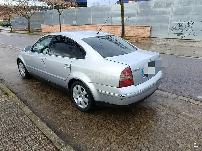 Usado VW Passat Highline 130 CV (95 kW) 2005 Gris / plata Berlina