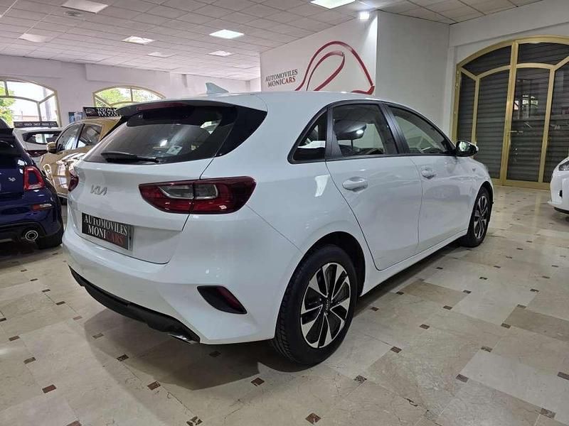 Używany Kia Ceed 101 KM (74 kW) 2024 Biały Hatchback
