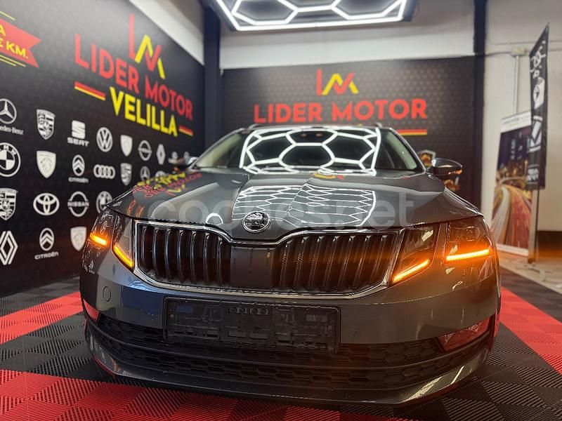Usado Skoda Octavia Style 150 CV (110 kW) 2017 Azul Familiar