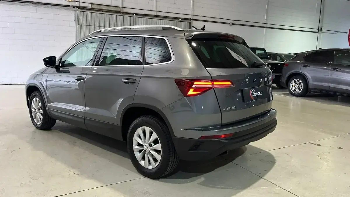 Usado Skoda Karoq Ambition 150 CV (110 kW) 2023 Gris SUV