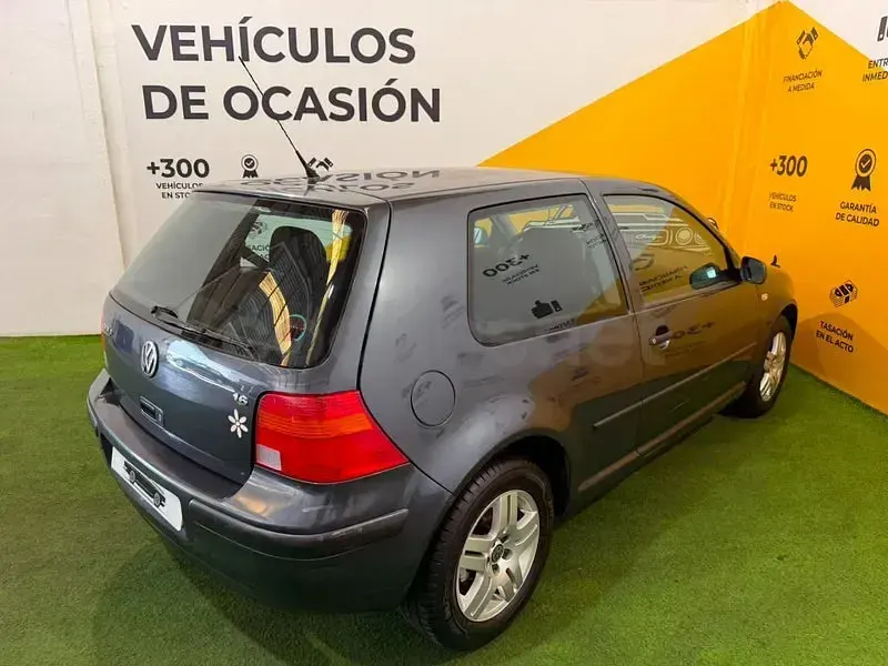 Usado VW Golf IV Conceptline 105 CV (77 kW) 2002 Gris / plata Berlina