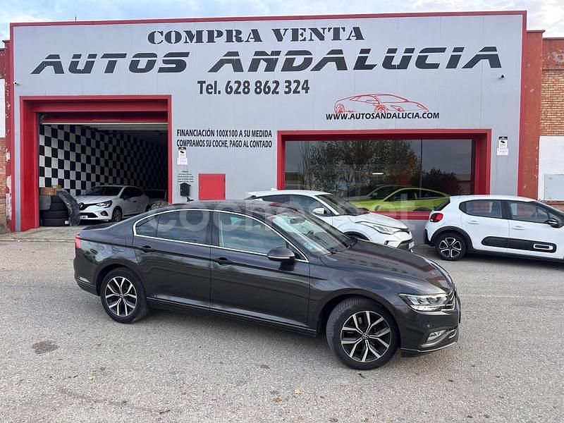 Gris / plata Usado 2021 VW Passat Berlina | 16.490 € (Buen precio) - Imagen 1/4