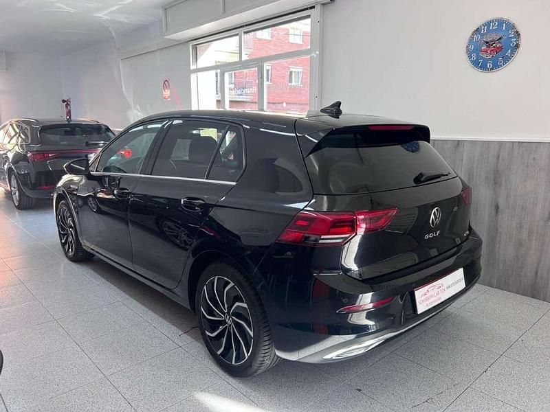 Usado VW Golf VIII Life 131 CV (96 kW) 2023 Negro Utilitario