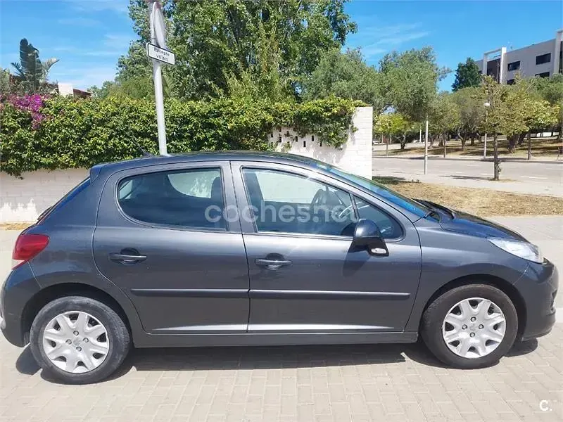 Usado Peugeot 207 75 CV (55 kW) 2010 Gris / plata Berlina