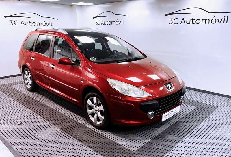 Usado Peugeot 307 109 CV (80 kW) 2005 Rojo Familiar