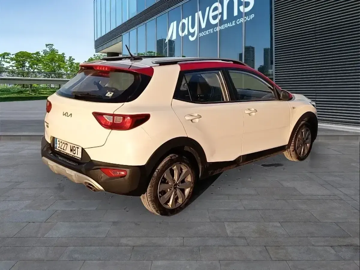 Usado Kia Stonic 101 CV (74 kW) 2022 Blanco SUV